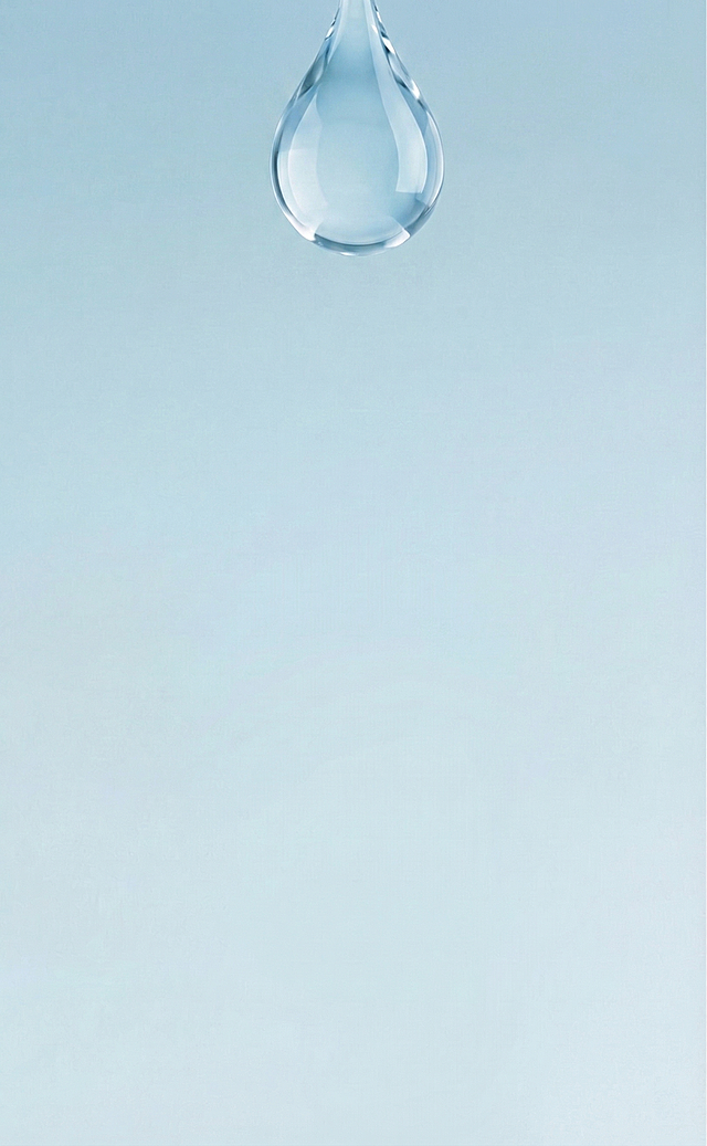 基于浅蓝色纯净背景，在顶部重新生成一颗大小合适的透明水珠，替换原来的羽毛位置，保持背景干净整体风格清新