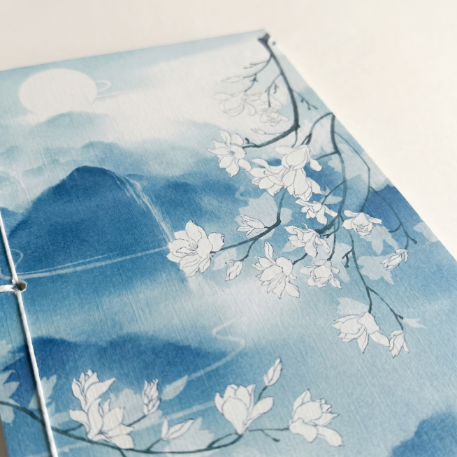[Main image 3] Close-up detail of the ink wash mountain and flower art print on the notebook cover.预览效果