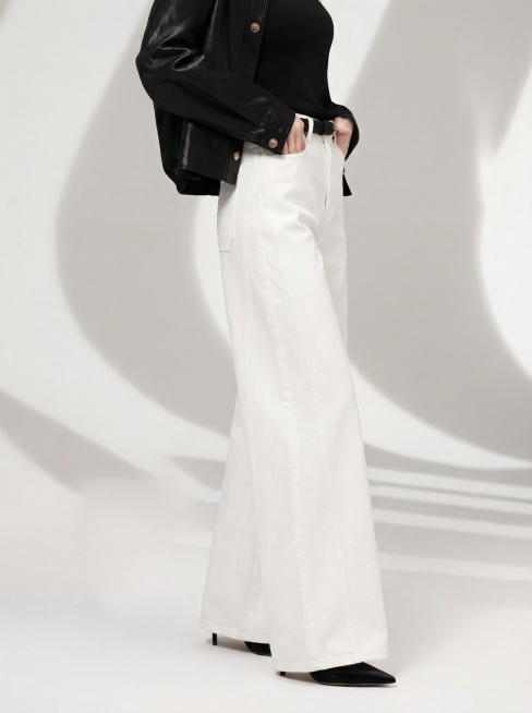 将图2中的蓝色牛仔裤替换为图1的白色牛仔裤，保持图2的穿搭展示风格、背景和人物搭配预览效果