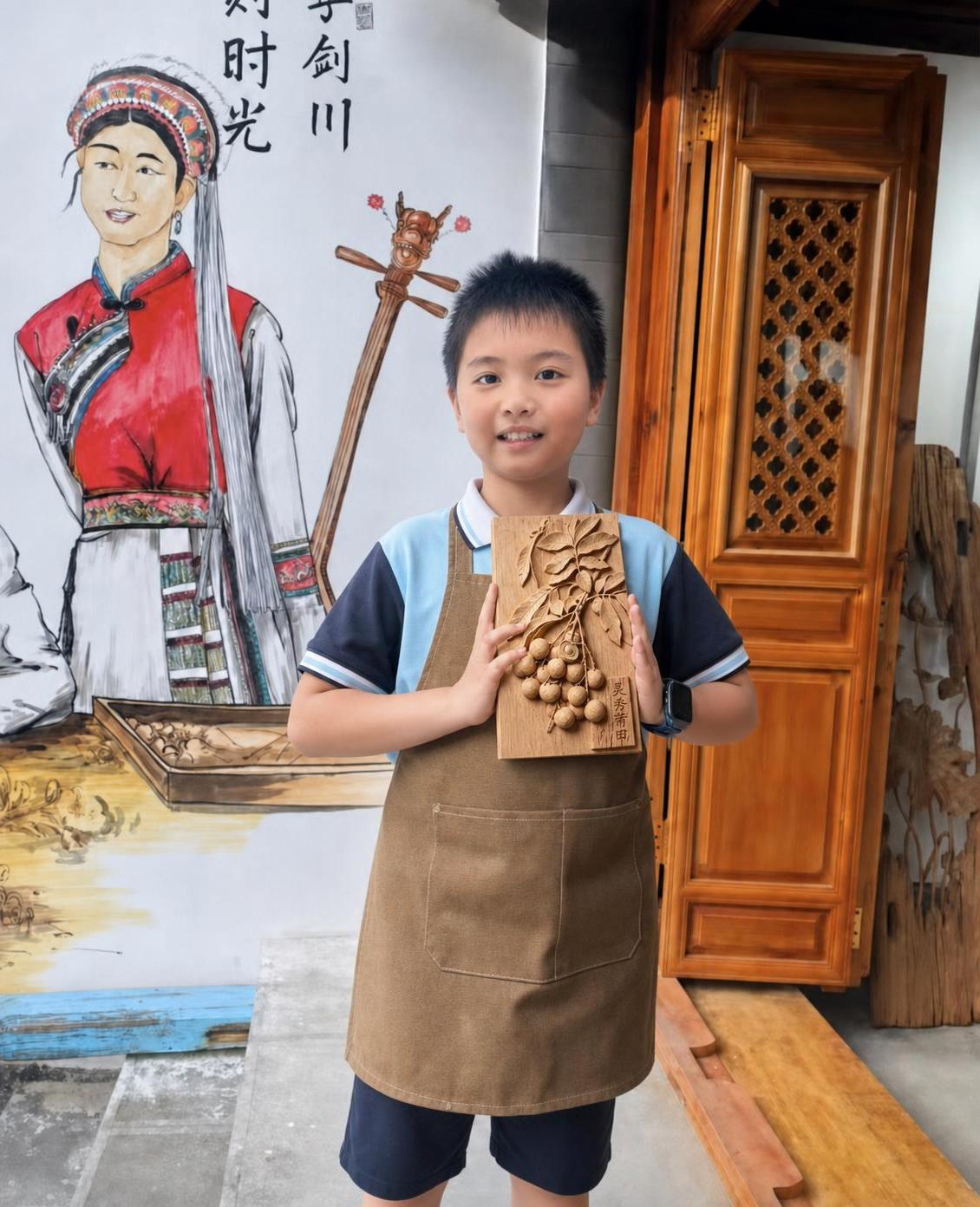 将图一中男孩的服装替换为图二中的蓝白拼色短袖polo校服和深蓝… - 图片创意预览