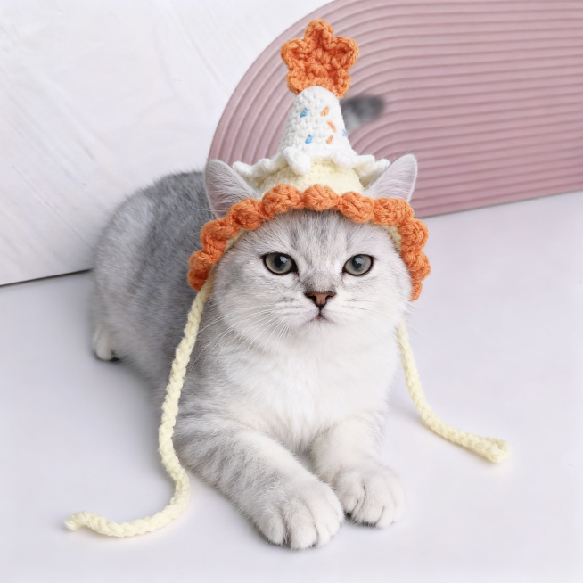 生成一只银渐层小猫戴着橙白花边星形顶钩织帽子的图片，保持帽子原有颜色和质感不变，可爱风格，高清真实质感预览效果