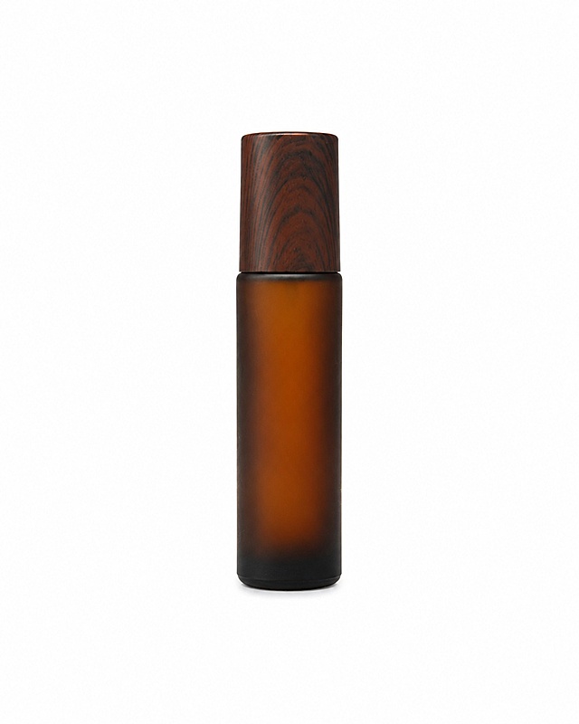 电商产品主图，单只棕茶色磨砂玻璃滚珠瓶，深棕色仿木纹哑光瓶盖，纯白无缝背景，3D 超写实渲染，8K 超清；瓶身是均匀细腻的雾面磨砂玻璃，茶色通透自然，表面无划痕、无污渍、无杂点；瓶盖为真实原木纹理，哑光质感，木纹细节清晰流畅，表面平整；专业棚拍柔光，光影立体干净，无杂乱阴影、无多余反光、无脏光斑，瓶底仅保留极淡柔和接触阴影；色彩精准还原，产品正面平视居中，无透视畸变，符合电商主图标准