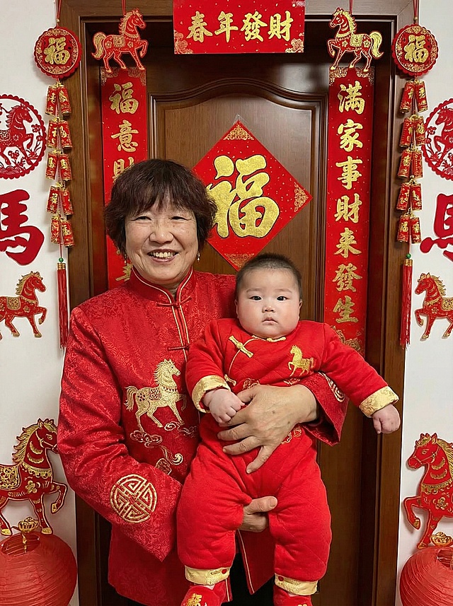 1、着装背景想要马年春节风格，看着喜庆一点「图片1」