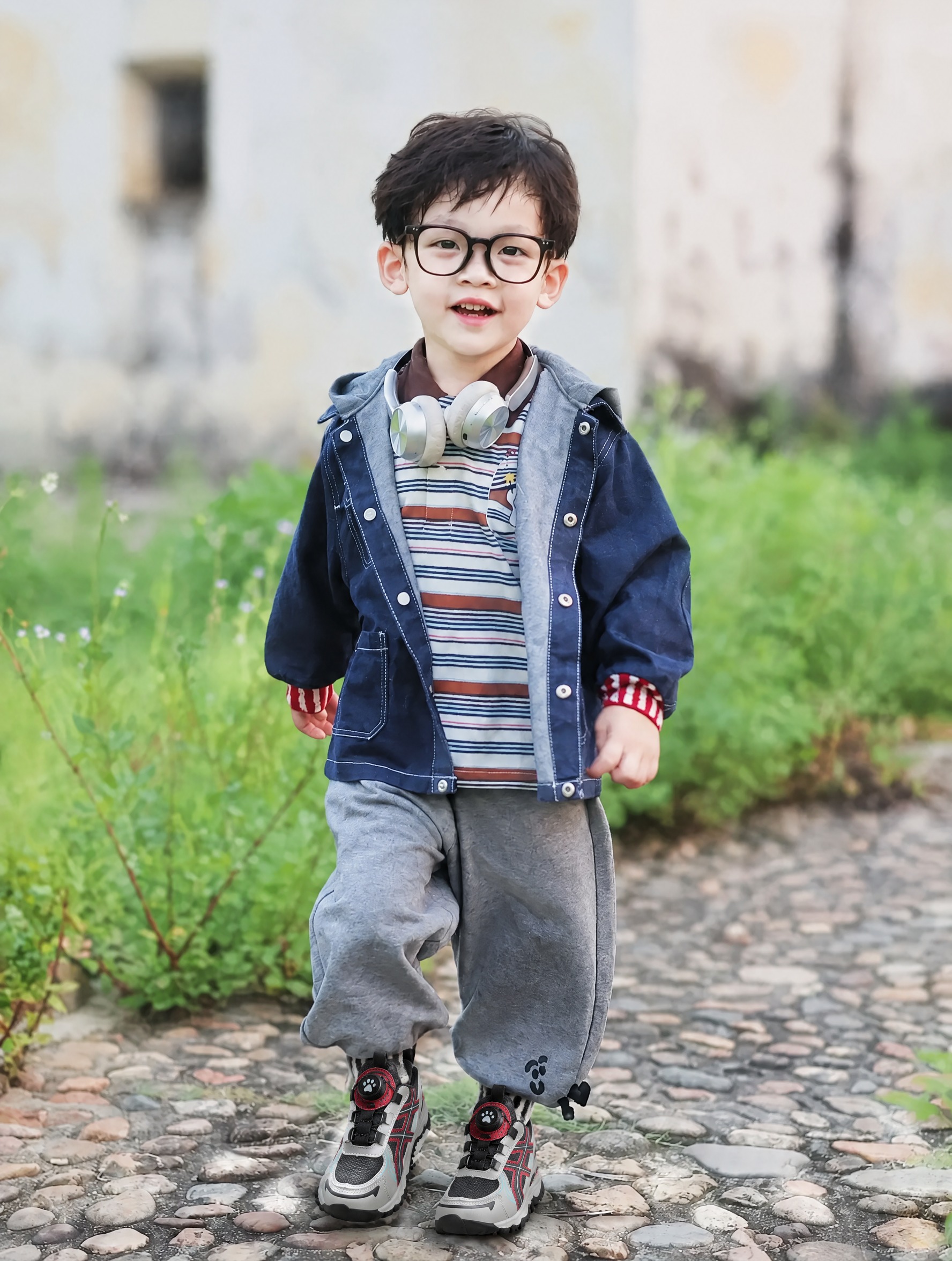 将图中小孩脚上的鞋子替换为图二的黑红灰拼色儿童运动鞋（带旋转纽… - 图片创意预览