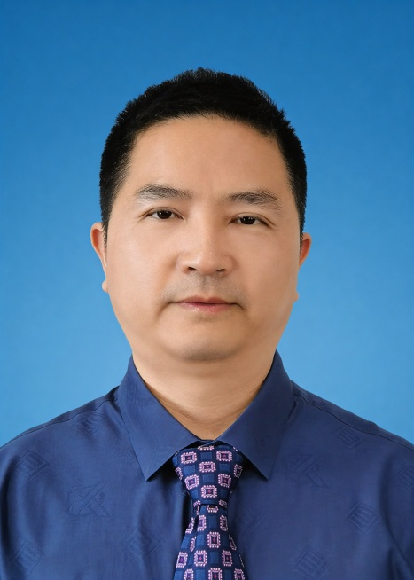 保留第一张图中人物发型,脸型,年龄特征生成标准样式纯正面证件照;人物主体严格居中,头部大小与位置严格对齐第二张图,双肩水平平衡,面部中轴线对齐画面中心,正视前方;标准证件照构图,人物绝对居中;头顶上方预览效果