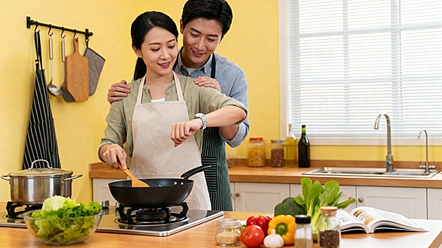 需要一名正在做饭的看手表女士 最后最好还有个男士抱一下 亚洲面孔