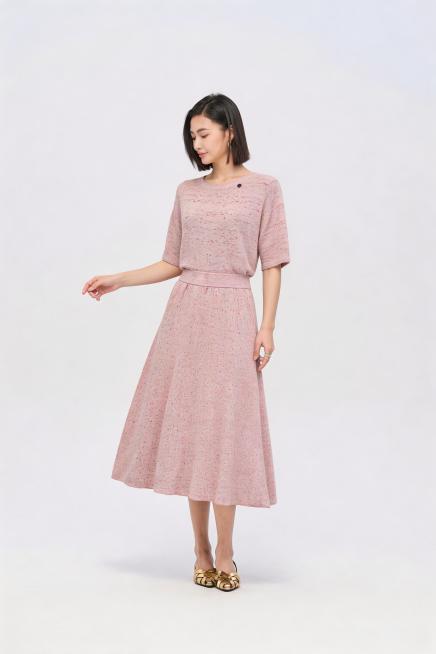 把模特身上的上衣和半裙换成提供的另外两件浅粉色混色针织衣物，保持模特原有姿势和背景不变，保留衣服原有的纹理、杂色点细节和颜色不变，上衣为短款五分袖圆领针织衫，半裙为同色系同面料中长A字半身裙，整体自然预览效果