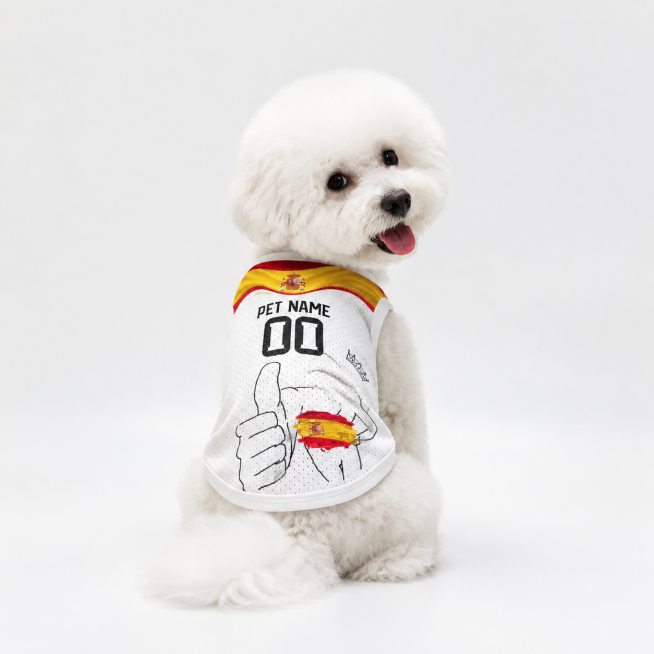 一只比熊犬穿着图片上的宠物衣服背面坐姿展示，展示狗狗模特的背面，宠物狗回头看，完整全身入镜，柔和均匀冷白柔光，浅淡柔和底阴影，超写实高清8K，毛发根根分明，面料肌理细腻，干净清新低饱和色调，居中对称构预览效果