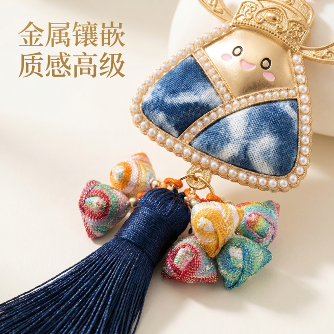 [主图 3] 流苏与金属细节特写展示；
[氛围风格] 精致工艺，高级质感；
[画质] 商业摄影质感、光线柔和通透、产品清晰真实、画面干净高级。
[元素] 特写展示粽子挂饰的流苏与金属部分，突出不同流苏预览效果