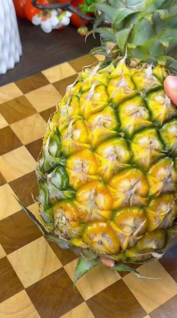 去除图片中的文字“首先八毛钱一个的菠萝切丁”和底部的时间进度栏，保留原图所有其他元素，风格构图色彩和原图完全一致预览效果