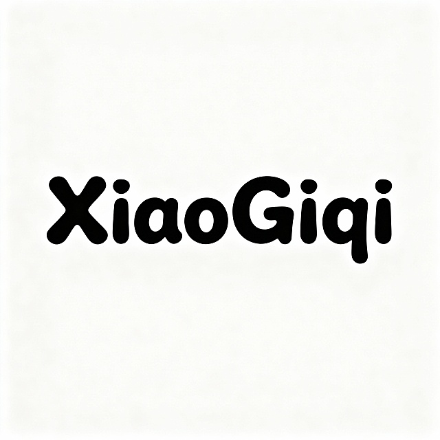 生成一个XiaoGiqi的平面水印logo，黑色字白色底（有温馨感的艺术字体）