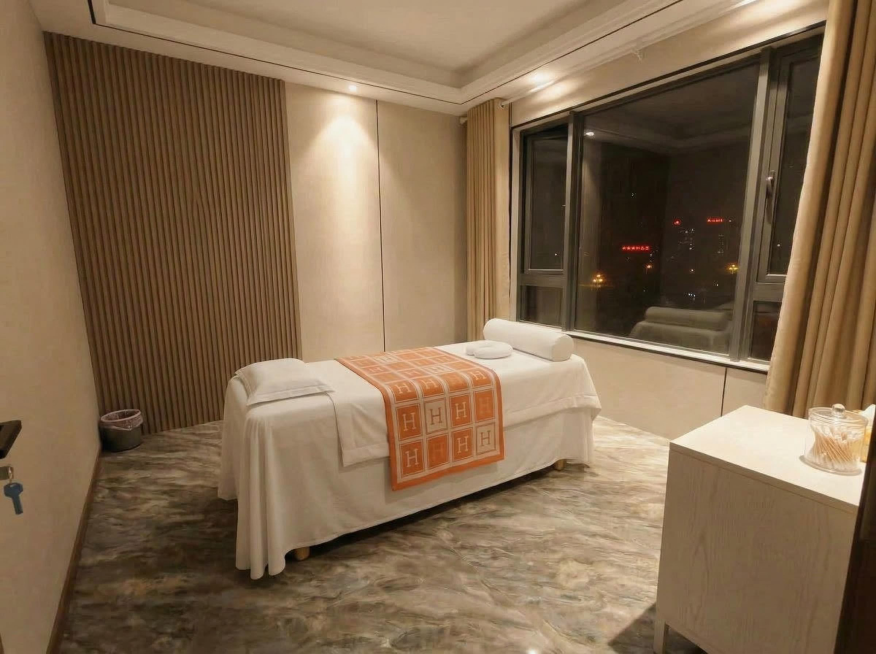 站在边柜旁边朝向床的方向平视拍摄，展示床在房间里的整体布局，床品所有细节不变，光线和房间陈设和原图一致，真实实拍感，和之前生成的角度不同预览效果