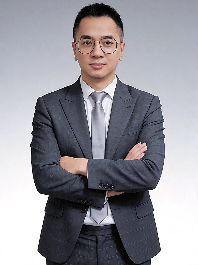 参考图中保留人物脸型、发型、年龄等特征生成销售顾问职场形象照，标准焦段50mm，f/4光圈，平视视角，人物居中构图，半身照，头部与画面顶部保留适当空间，头肩比例协调，人物结构准确。身穿深灰色细格纹精纺羊毛西装外套，平驳领设计，面料呈细腻微微哑光质感，内搭白色高支精梳棉衬衫，搭配浅灰色真丝缎面领带，下装深灰色细格纹精纺羊毛西裤，着装正式干练，专业稳重，身形匀称，姿态端正，身体挺拔。呈双手交叉抱胸的正式姿态，肢体放松且自信，保留佩戴的眼镜不要去掉，发梢干练大气，主体锐利。浅渐变灰纯色背景，背景光线均匀柔和，强化色彩对比的高级感，极简干净。画质超高分辨率，细节清晰，现代精致感风格，肤质精细化处理，眼神直视镜头，目光坚定澄澈，表情自然，肤色均匀，哑光肤质，肤色均匀提亮，杰作，最佳画质，超高细节，写实摄影，中近景人像，皮肤细腻通透，柔光，正面补光，画面干净清新，高清皮肤细节，面部光比1:1.5，4800K中性光，微微修饰脸型，肤质哑光细腻，面部雾面柔光，轻透裸肌感，真实毛孔纹理，分辨率4K，严格保留人物原有特征，画面比例3:4