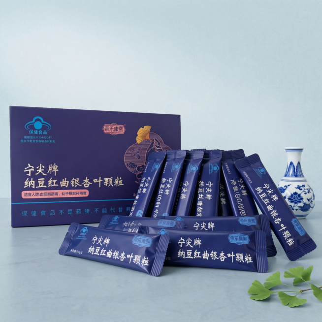 参考第一张图的构图和新中式国风水墨氛围，模仿它给第二张图的保健品生成商品场景图。主体是宁尖牌纳豆红曲银杏叶颗粒的包装盒和多包独立条状颗粒包装，保持产品上所有文字和Logo原样不变，保持主体物理结构不变预览效果