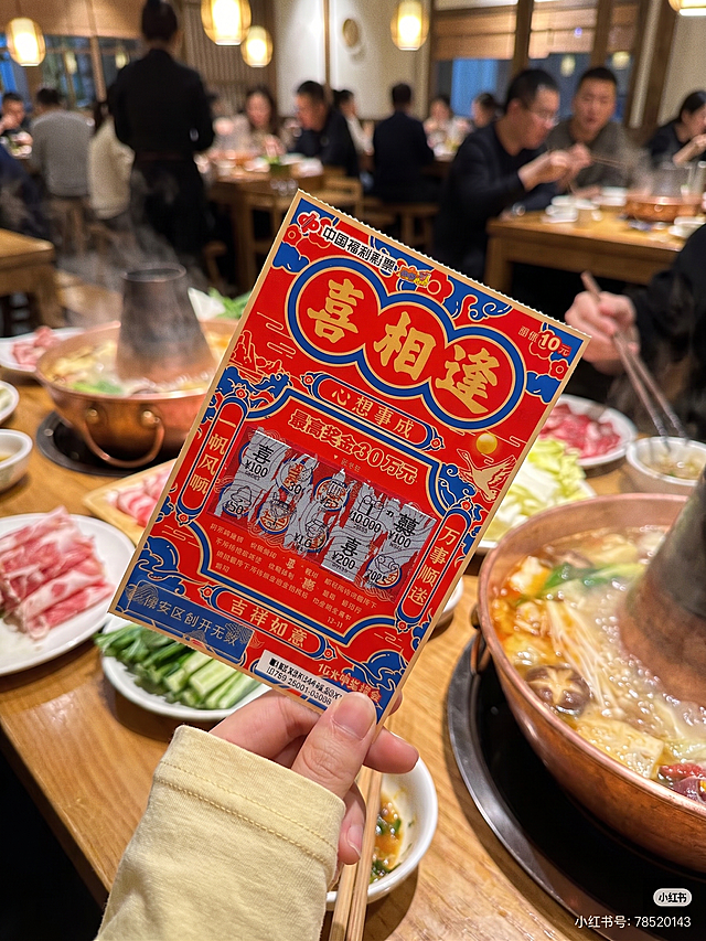 将人物穿着改为淡黄色长袖T恤，背景改为火锅店，其余构图、图片质感保持不变