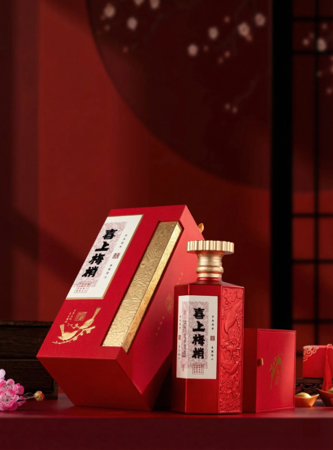 去除图片左上角的'型号：喜上眉梢'等文字信息及右上角'左和右 DESIGN'水印，保持酒瓶、酒盒、背景及所有其他元素完全不变，高清修复预览效果