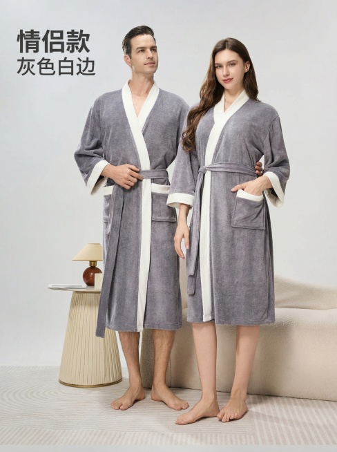 第十四张详情图：情侣款灰色白边全身展示，主题“情侣款 灰色白边”。一对模特同框站立，保持原有姿势和产品颜色款式，浅灰色简约家居背景，保留沙发边几场景布置。主标题放置左上方，整体干净突出产品，风格延续统预览效果