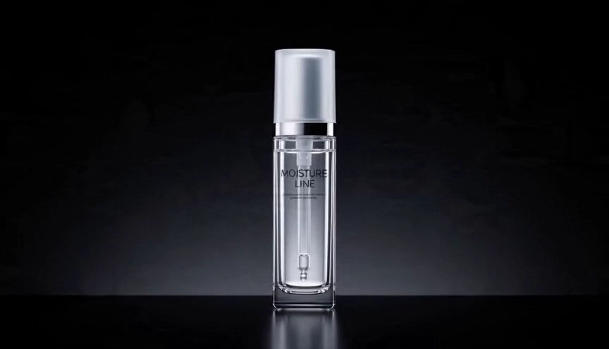 分镜4：产品瓶身全景 · 奢华质感。45°俯拍全景，高端极简风精华水瓶身，置于纯黑哑光台面，瓶身通体通透水晶质感，内部盛满精华水原液，水体平稳透亮，瓶身线条流畅利落，无多余花纹，尽显大牌极简美学。构图预览效果