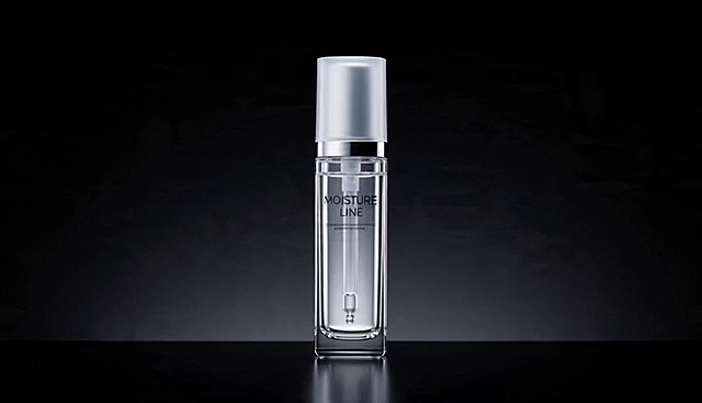 分镜4：产品瓶身全景 · 奢华质感。45°俯拍全景，高端极简风精华水瓶身，置于纯黑哑光台面，瓶身通体通透水晶质感，内部盛满精华水原液，水体平稳透亮，瓶身线条流畅利落，无多余花纹，尽显大牌极简美学。构图：黄金分割构图，产品位于画面视觉重心，四周留白充足，对称式构图，大气沉稳，契合高端美妆视觉审美。光影：侧部硬光+底部柔光结合，打造产品轮廓光，瓶身边缘勾勒金边高光，内部水体折射光线，形成通透光影层次，无杂乱反光，光影干净利落，凸显瓶身质感与水体通透度。氛围：高端、极简、轻奢，强化产品品牌调性，加深受众记忆点。无人物，极简奢华，8K高清，商业美妆广告大片，clean aesthetic，luxury packaging，cinematic product shot，transparent glass texture