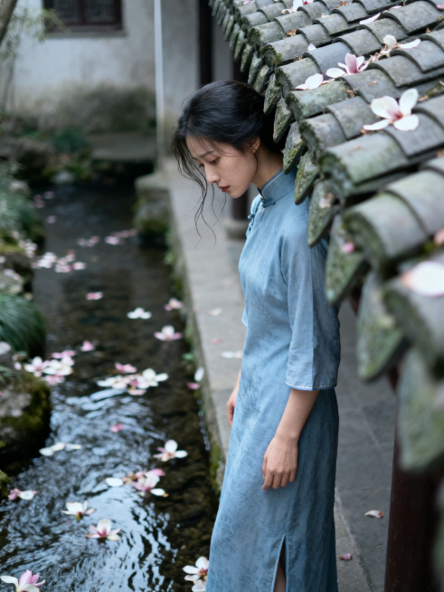 一位身穿民国服装的中国女子，站在屋檐下，静静地看着闲庭落花流水，怅然若失，非常伤感，仅能看到侧脸，画面充满忧伤氛围感预览效果
