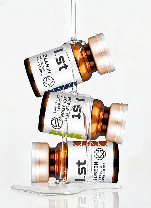 为图1的商品生成图2的同款视觉，背景为灰白色，透明液体流在瓶子上，瓶子的颜色形状都不要变，液体是透明的，没有颜色