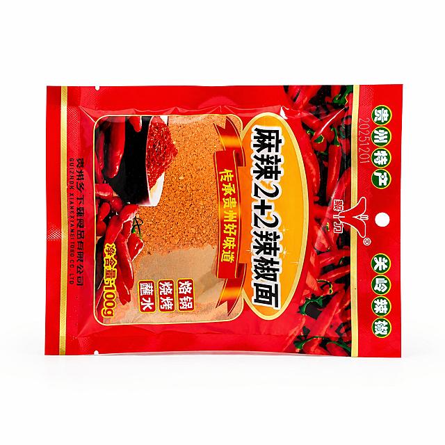 产品精修，产品置于纯白背景上，专业商业棚拍光，5500K标准中性白光，轮廓光，体积光，曝光正确，强烈真实立体感，标准透视校正，正常透视焦段，保持同类机位，接地处保留干净浅淡的自然接触阴影，严禁大片投影、脏灰阴影和悬浮感，主体居中，商品完整入画不裁切，商品外轮廓视觉体量约画面60%-80%，四边均匀留白约10%-20%，严禁满幅铺满与贴边顶满，极致超清画质，细节清晰锐利，4K分辨率，商业级实拍质感，保留原图真实材质与结构细节，提升透明包装通透度和洁净度，清理灰雾、脏反光和浑浊感，保留薄膜折线、封口压纹、透明边线和真实高光，白色内容物保持干净明亮不过曝，锁定原图商品颜色，颜色以输入图为唯一参考，分段部件颜色边界按原图锁定，锁定原图商品轮廓、件数、部件位置、连接关系、标签文字和可见功能细节，只做精修不重绘结构，包装袋/盒形、封口、开窗、标签、Logo、口味文字和内容物颗粒形态与原图一致，禁止改字、换包装或混淆口味，透明塑封袋/薄膜包装质感，边缘折线、封口压纹、局部高光和透叠关系自然，薄膜厚度真实，正视图，比例1:1