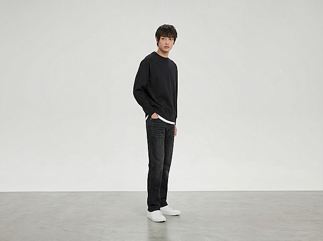 白底图衣服穿到模特身上 
模特：不能改模特的种族和动作
服装贴合：衣服完全贴合模特身形，无违和感，保留衣服原有版型 / 颜色 / 细节（如纽扣、印花、刺绣）无变形 / 无颜色偏差 / 保留细节
场景：灰色地面与白色背景，光线自然，背景简洁
画质要求：写实，8k，高细节，对焦清晰，光线自然，无变形