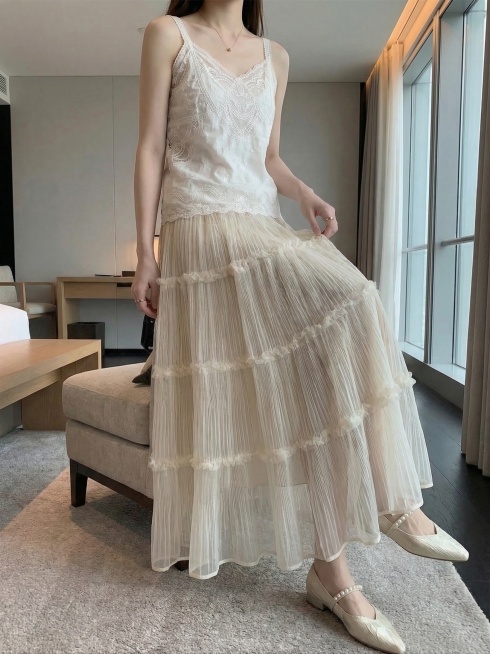 保持模特和衣服细节不变，变换模特姿势，展示半身裙，场景为酒店预览效果