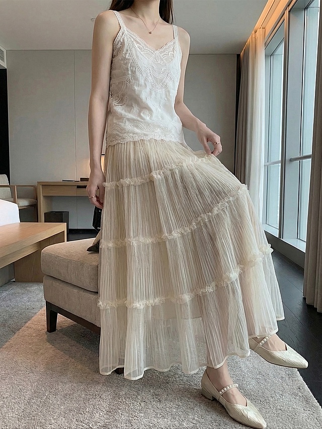 保持模特和衣服细节不变，变换模特姿势，展示半身裙，场景为酒店