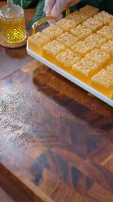 去除图片中的所有文字，保持原构图和美食场景风格不变，比例9:16预览效果