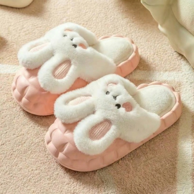 请保持以上图片中的拖鞋颜色、材质和款式不变，换一下背景，并就摆放位置做一下改动，但是最好还是地毯背景预览效果