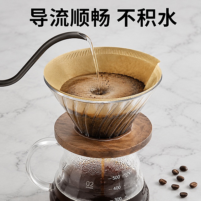 [主图-3] 咖啡滤纸使用效果展示，展示水流通过滤纸的瞬间，突出功能性。
[氛围风格] 专业干净，突出产品功能，专业布光氛围。
[画质] 专业产品摄影，突出滤纸硬挺度，高画质，高清晰度。
[元素] 手冲咖啡场景，热水注入滤杯，咖啡液正在滴落。背景是干净的浅灰色大理石台面。保持咖啡滤纸材质颜色与输入产品图绝对一致，突出滤纸硬挺不软塌的形态，杜绝变形。商品主体占比严格控制在70%左右，画面满屏无边框。
[光影] 专业布光，主光突出手冲水流和咖啡滤纸，辅光填充背景，清晰展示水流顺畅效果，明暗层次分明。
[配色] 主色调浅灰色背景搭配原木滤纸色，黑色文字醒目清晰，整体干净通透。
[视角构图] 平视拍摄，聚焦水流注入过程，景深适中突出主体操作。
[文字版式] 画面正上方放置醒目的横幅标语，写着汉字"导流顺畅 不积水"，文字清晰可读，不遮挡操作主体，排版简洁明了。
[比例分辨率] 1:1 比例，2048px*2048px，4K 分辨率；文字清晰锐利，画面超高清。
[负向提示词] 变形，文字错乱，产品图模糊，背景杂乱，水印，电商平台Logo
