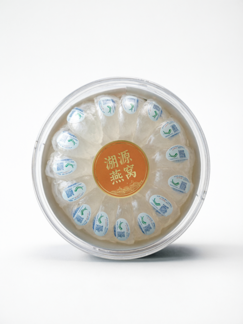 对图中的溯源燕窝产品进行精修，将产品置于纯净的纯白背景上。保持正视图，平视视角，进行3D渲染效果处理，精准还原产品颜色与包装材质（突出透明塑料的质感）。清除所有指纹、灰尘与瑕疵，让产品看起来崭新，增强预览效果