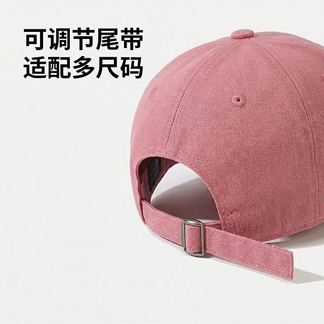 [主图4：背面调节带展示] 粉色软顶刺绣棒球帽，展示帽子后侧可调节尾带设计，干净浅灰背景，光线均匀展示整体版型和调节结构，背景铺满全屏无边框。文字版式：左侧文案“可调节尾带 适配多尺码”，字体黑色无衬线，悬浮留白处不遮挡产品。1:1构图，2k分辨率