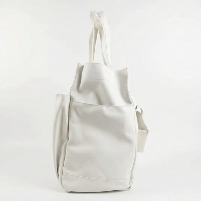 帮我把这些背包颜色换成白色，然后logo颜色保留不变，需要2k的分辨率，1：1的尺寸，白底图预览效果