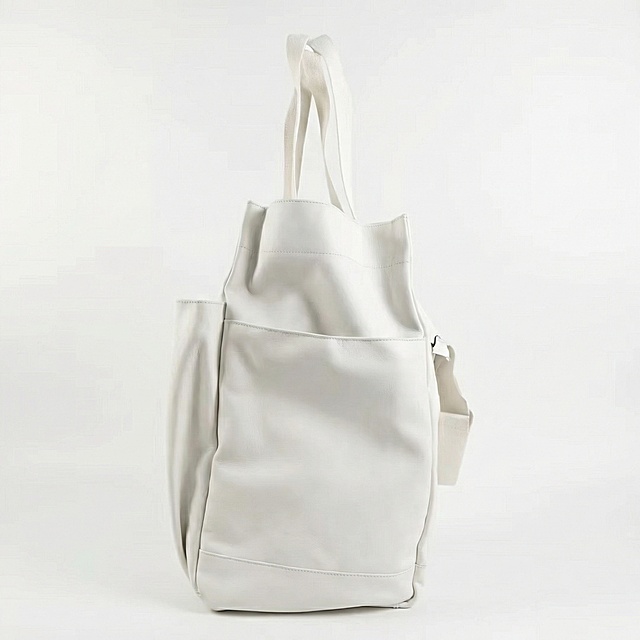 帮我把这些背包颜色换成白色，然后logo颜色保留不变，需要2k的分辨率，1：1的尺寸，白底图