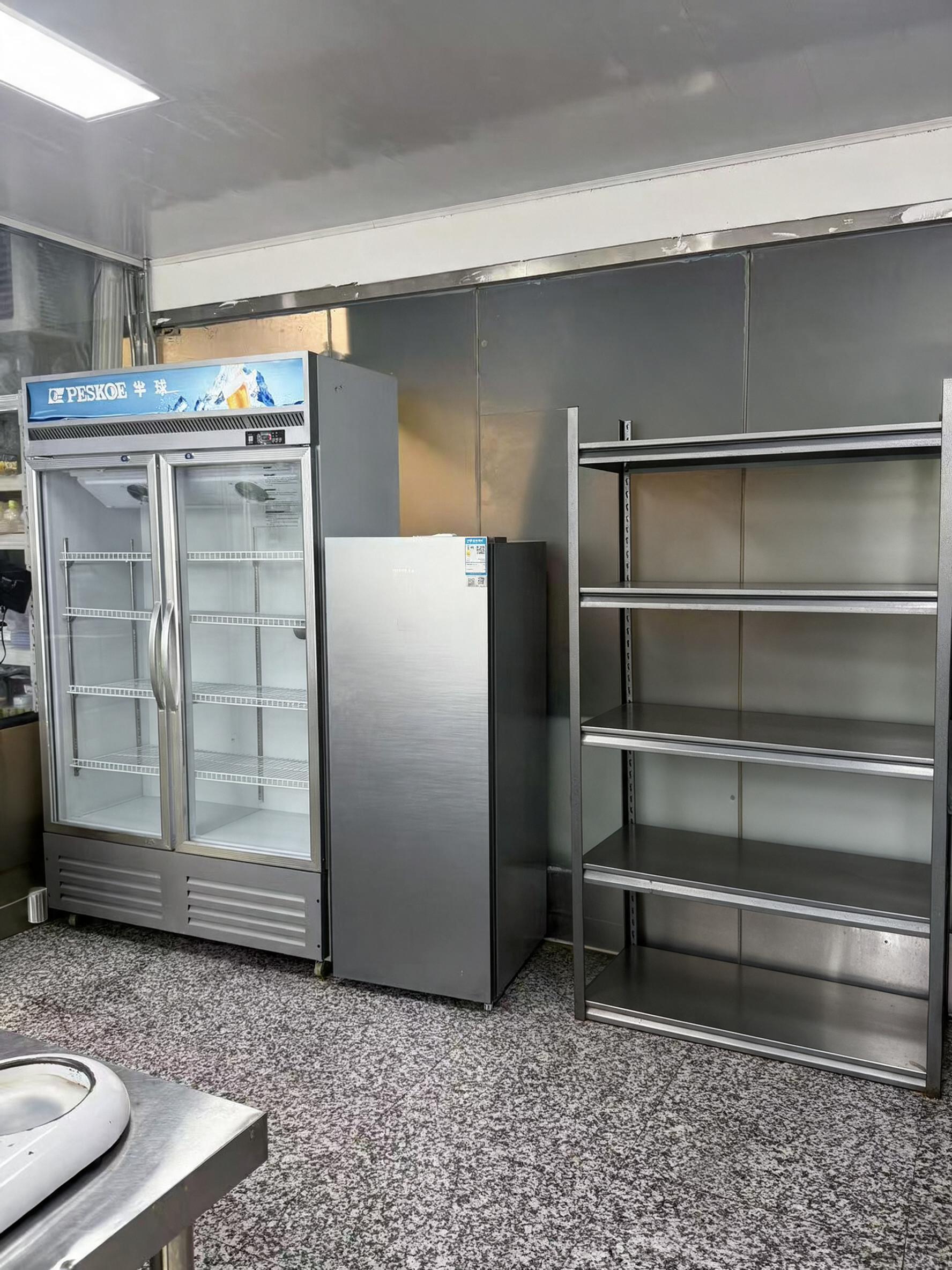 去除图片左下角的白色机器，去除右侧5层金属货架上的所有物品（包… - 图片创意预览