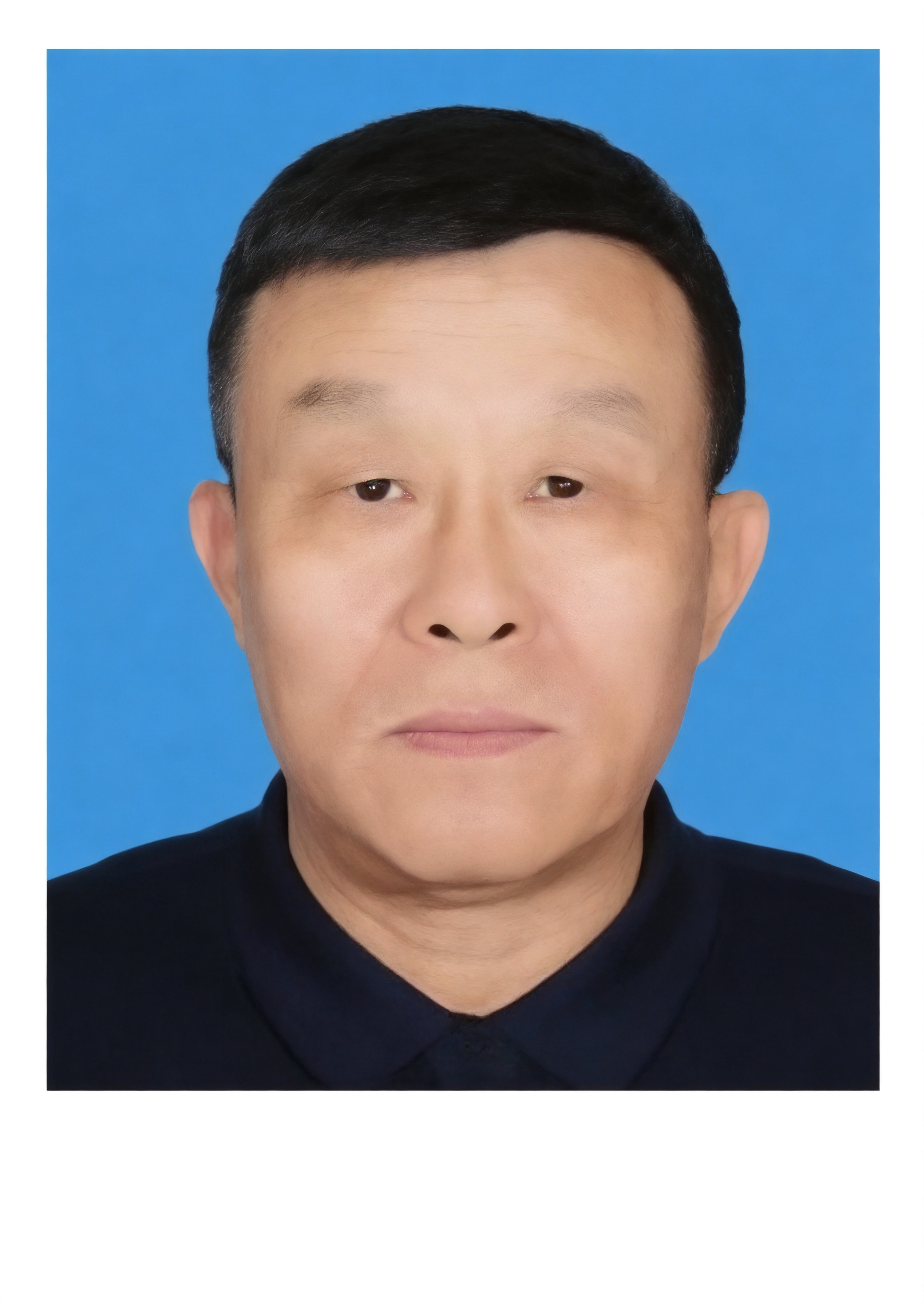 保留第一张图中人物发型、脸型、年龄特征生成标准样式纯正面证件照… - 图片创意预览