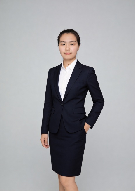 参考图中人物脸型特征，生成女性职场正装全身照，展现完整身形。人物居中平视镜头，自然站姿左手插兜，身穿藏青色西装套裙搭配白色衬衫，简约灰色纯色背景，32k超高分辨率细节清晰，专业形象照，皮肤细腻，光线均预览效果