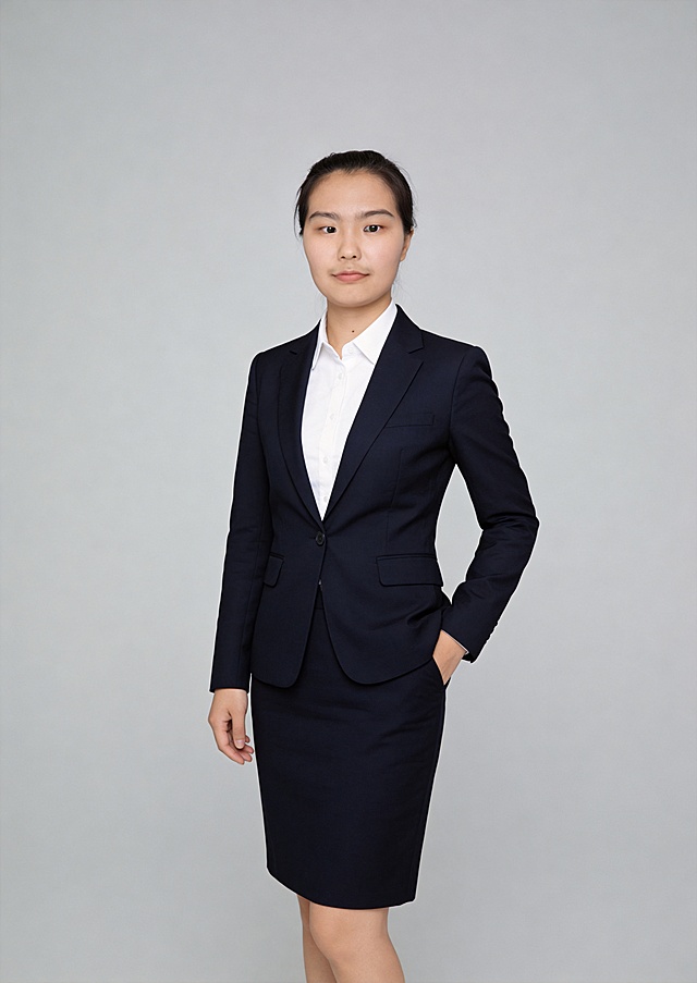参考图中人物脸型特征，生成女性职场正装全身照，展现完整身形。人物居中平视镜头，自然站姿左手插兜，身穿藏青色西装套裙搭配白色衬衫，简约灰色纯色背景，32k超高分辨率细节清晰，专业形象照，皮肤细腻，光线均匀，画质写实清晰。