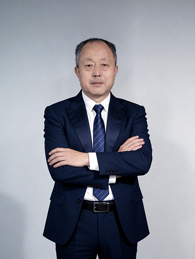 将画面人物换成中山装