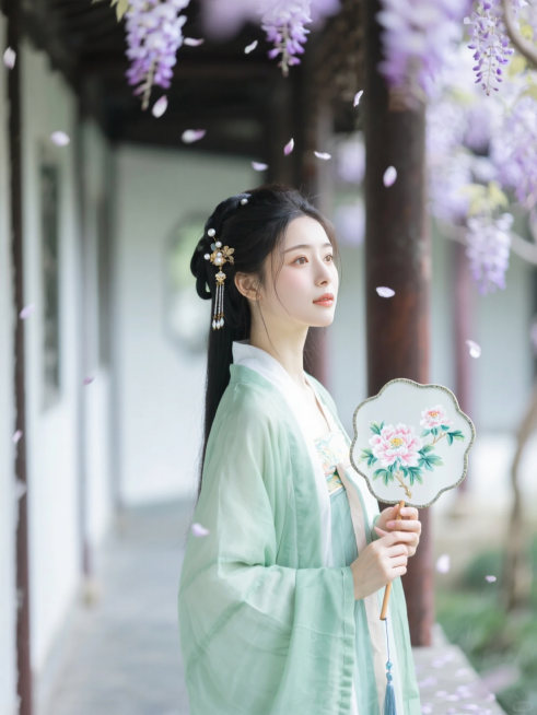 穿着水绿色襦裙的唐朝仕女，鬓边插珍珠步摇，手中团扇绘牡丹，廊下紫藤花飘落，工笔淡彩滤镜预览效果