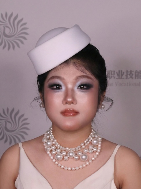 衣服上蓝色的部分去掉，只保留外面白色的衣服，其他部分不要改变预览效果