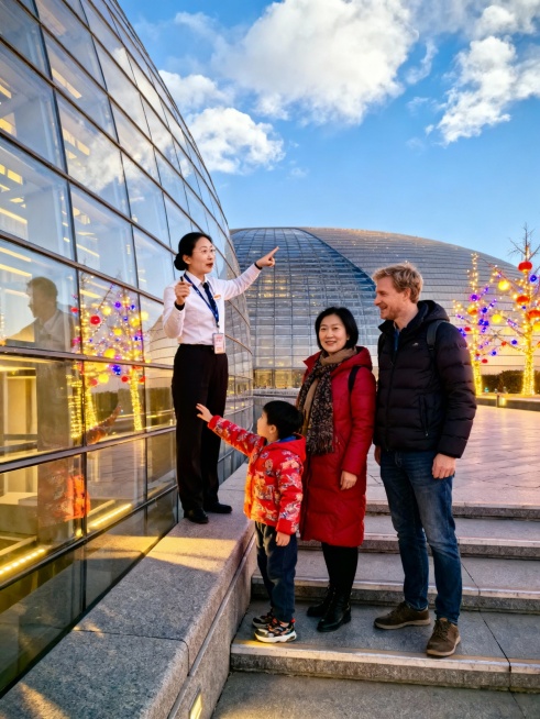 一个中国母亲 一个外国父亲和一个小孩春节在北京旅游画面，10张景点游玩，几张有导游的图预览效果