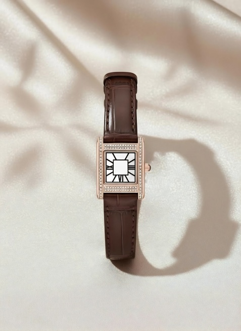 浅米色的丝绸做空间感的背景，珍珠般的光泽感，光线从左侧照射过来，手表右侧有阴影，背景中很少的浅浅的隐约有树叶的倒影，无logo预览效果