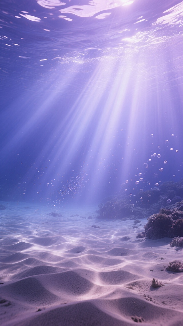 一张深海海底的场景图，阳光从水面上方照射下来，形成了一道道清晰可见的光束，光束在水中漂浮的细小颗粒的作用下显得格外明显，照亮了海底的沙地，沙地上有一些自然形成的波纹，整体画面呈现出一种神秘而又宁静的氛围，光线变换为更柔和的蓝紫色调，光束更加分散且带有朦胧感，营造出梦幻般的海底光影效果。