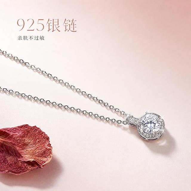 [主图-4] 细节与链体 展示链条细节与整体设计完整性
[统一基调] 精致高级珠宝摄影风格 香槟粉与奶油白渐变背景 柔光箱高光 窄条轮廓光 星芒点光点缀 文艺纤细衬线字体 玫瑰金与白色文字搭配 极少量文案 克制优雅
[画面] 项链斜向摆放 从左上延伸到右下 主体占比约60% 吊坠位于画面右下三分之一处 链条完整展示O字链链节造型 每一节链环清晰可见 金属光泽均匀 背景为浅灰色到香槟粉的渐变 左下角放置一片干枯的玫瑰花瓣作为装饰点缀 产品外观与输入图完全一致 链节形状与吊坠结构准确
[光影质感] 珠宝静物摄影质感 链条每一节都有独立高光与暗面 体现立体感 吊坠主石火彩闪耀 金属表面抛光细腻 整体光影柔和 底部有自然的投影 链条接触处有真实的遮挡阴影
[配色] 背景浅灰到香槟粉渐变 产品银色 装饰玫瑰干花暗红色 文字玫瑰金色 整体高级有层次
[文字版式] 画面左上角两行短文案 主标题"925银链" 玫瑰金色纤细衬线体 下方小字"亲肤不过敏" 深灰色细体 字号缩小 文字放在左上角负空间 不遮挡链条主体
[输出要求] 1:1正方形 2048x2048像素 文字清晰 链条细节锐利 无变形 无错字 无模糊 无水印 无平台Logo 禁止链条变形 禁止金属质感廉价 禁止背景杂乱
