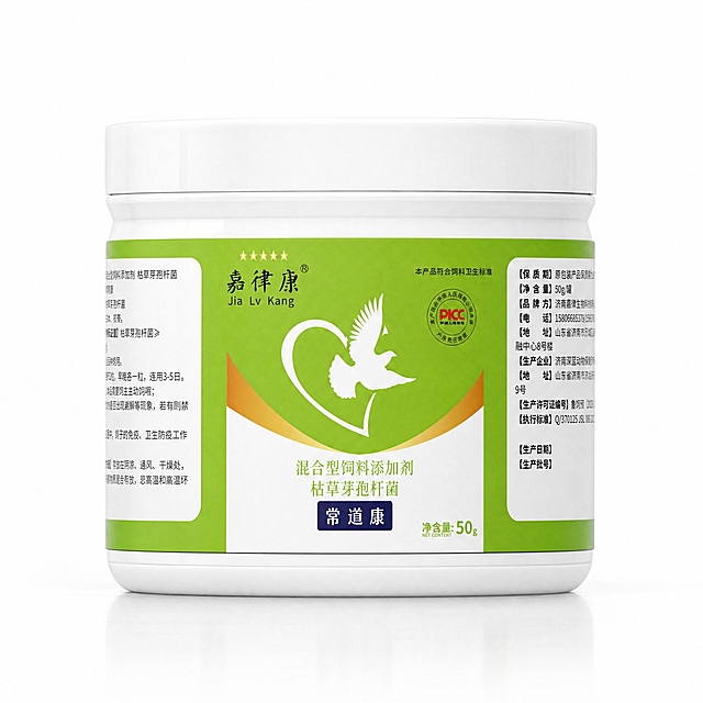 商业产品摄影，白色塑料圆罐，罐身环绕式贴有绿色产品标签（参考图中的标签样式，不需要完整展现所有标签内容），标签文字清晰锐利、高清印刷无模糊压缩，罐身干净柔和反光，柔和影棚柔光，纯白无缝背景，写实实拍质感，8K，超高细节，产品居中，无多余杂物，景深自然，干净通透，产品商业棚拍，无水印