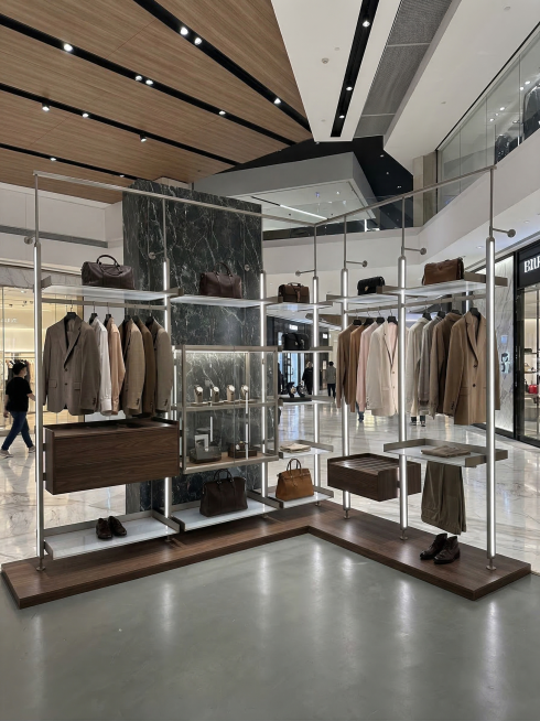 根据参考图的立柱设计风格，生成一张商场服装展示架，保持立柱结构和现代轻奢风格，应用在商场商业空间作为服装展示架，整体简洁高级预览效果