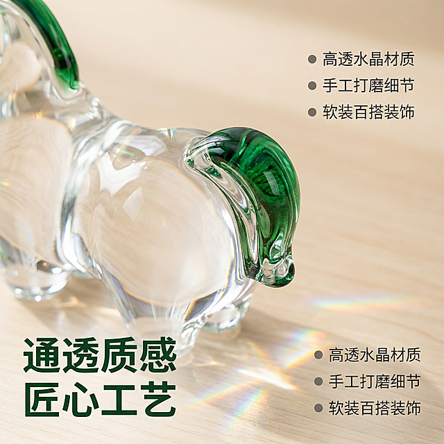 [主图 2] 绿色唐马水晶摆件细节展示主图
[氛围/风格] 高级简约质感，柔和自然光，突出工艺细节
[画面元素] 保持原产品外观不变，做产品细节特写，聚焦马鬃绿色水晶部位和整体通透纹理，替换为柔和浅木色简约桌面背景，光影突出水晶折射的彩虹光斑，背景干净无边框满铺
[配色色系] 主色调：浅木色+浅灰；辅助色：产品本身透明水晶+绿色点缀
[视角构图] 45度斜侧特写，景深适中，主体细节清晰
[文字版式] 左下角标题“通透质感 匠心工艺”，大号深绿色粗体字；右侧竖排三个项目符号卖点“● 高透水晶材质
● 手工打磨细节
● 软装百搭装饰”，深灰色字体，文字均避开主体放置，不遮挡产品细节
[比例分辨率] 1:1 比例，2k 分辨率